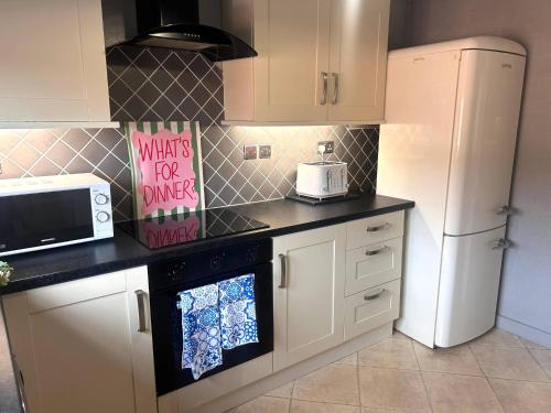 Een keuken of kitchenette bij Churchill Apartment- 4 Beds- Free Parking- Near NEC BHX & HS2