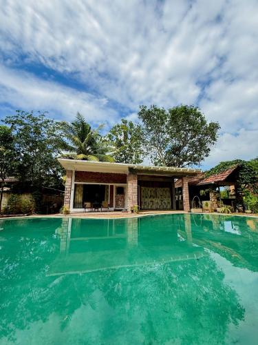 Nature Transit villa : حمام سباحة كبير أمام المنزل