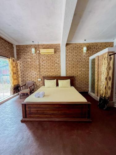 Un dormitorio con una cama grande en una habitación. en Nature Transit villa, 