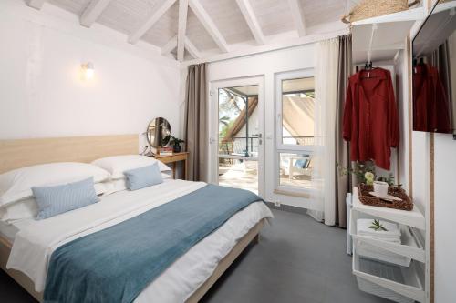 Postel nebo postele na pokoji v ubytování Waterman Beach Village