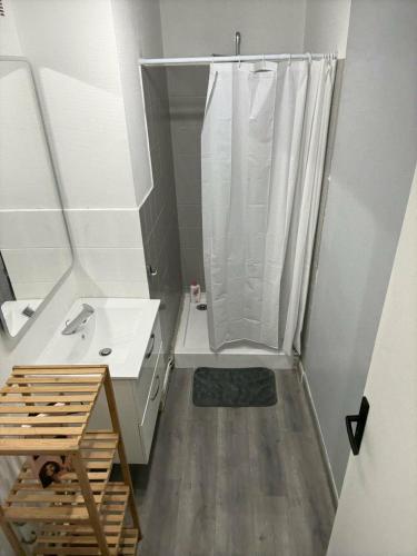 a white bathroom with a shower and a sink at Séjourner chez Roto in Cambronne-lès-Ribécourt