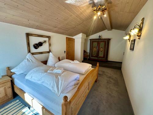 a bedroom with two twin beds in a room at Ferienwohnungen Roderer in Berchtesgaden