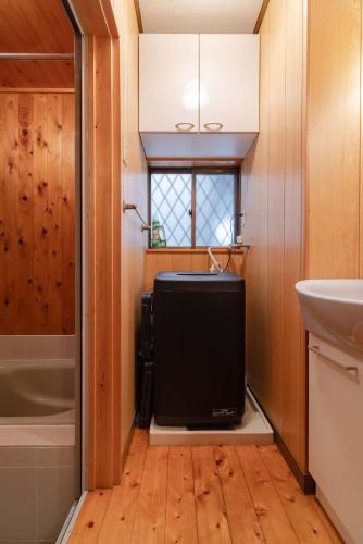 a bathroom with a tv in the middle of a room at NOKA stay MIZUE - オープン特別価格, 最大6名貸切, 浅草 東京 銀座 上野 30分, ディズニー 新宿 渋谷40分 in Tokyo