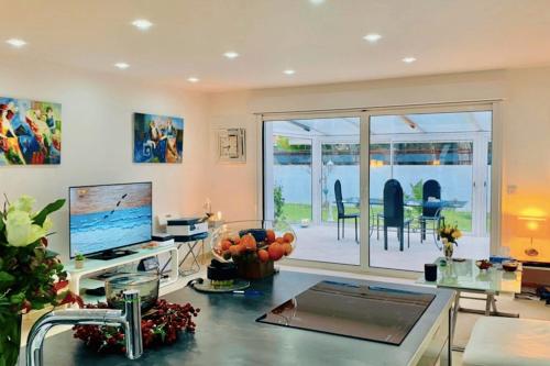 Spacious house in Tarnos near the beach في تارنوس: غرفة معيشة مع مكتب عليه كمبيوتر