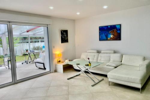 Spacious house in Tarnos near the beach في تارنوس: غرفة معيشة بها أريكة وطاولة