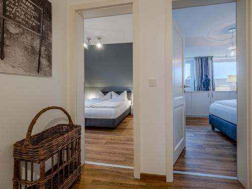 una camera con due letti e un corridoio con specchio di Dacklünen a Wenningstedt