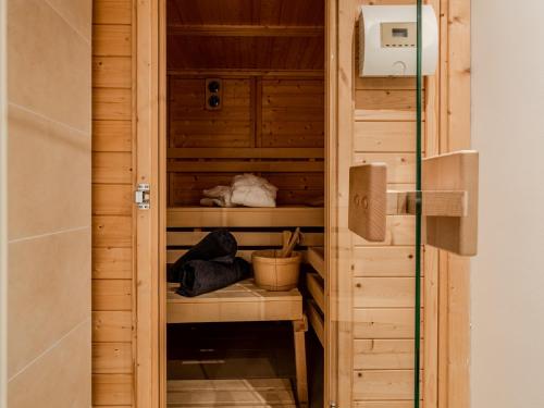 una sauna con pareti in legno e una porta in vetro di Dacklünen a Wenningstedt