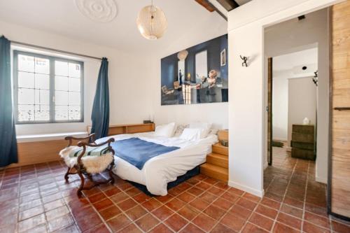 um quarto com uma cama com uma cabra em Exceptional apartment em Aix-en-Provence