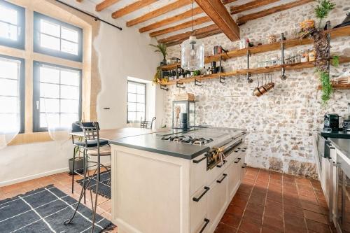 Exceptional apartment في آكس أون بروفانس: مطبخ مزود بفرن وموقد في غرفة