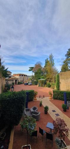 Demeures & Châteaux - Hôtel Greuze & Spa Tournus — Inner courtyard view