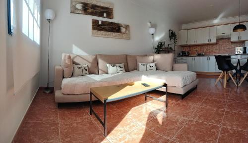 un soggiorno con un divano e un tavolo di Casa Luz a Costa Calma