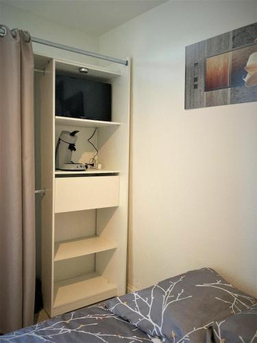 a bedroom with a bed and a book shelf at Studio dans l'hypercentre de Limoges in Limoges