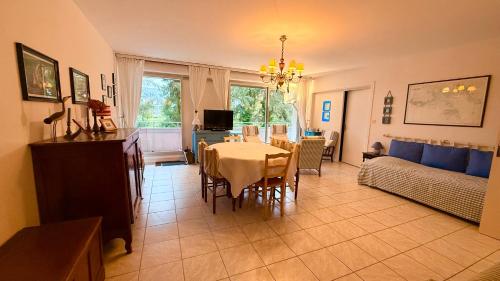 Charmant T2 à 100m de la plage في بينوديه: غرفة معيشة بها طاولة وأريكة