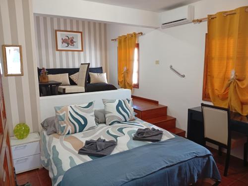 een slaapkamer met een bed met handdoeken erop bij Casa Brisamar in Puerto del Carmen
