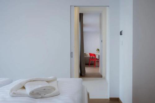 een kamer met een bed en een gang met rode stoelen bij Lebenski Residence Tatras Exclusive Apartment in Stary Smokovec