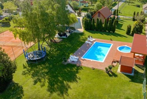 La alberca dentro o cerca de Tennis House with Balcony