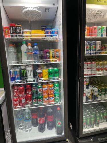 een koelkast gevuld met veel verschillende soorten dranken bij Espaço aconchegante in Salvador