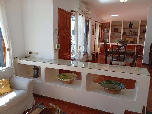 een woonkamer met een aanrecht met kommen erop bij Casa Brisamar in Puerto del Carmen