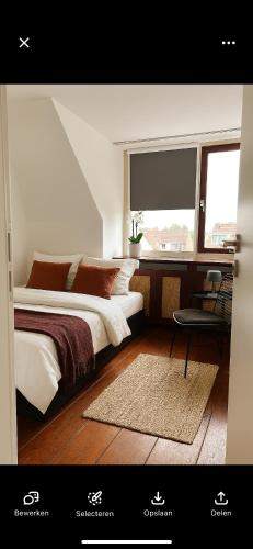 a bedroom with a large bed and a window at Sfeervolle kamer aan de Dorpsdijk met Gratis Ontbijt in Lobith