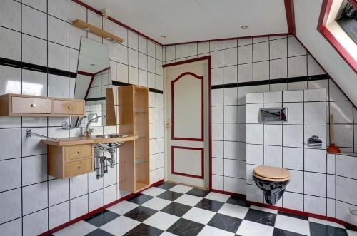 a bathroom with a sink and a toilet in it at Sfeervolle kamer aan de Dorpsdijk met Gratis Ontbijt in Lobith