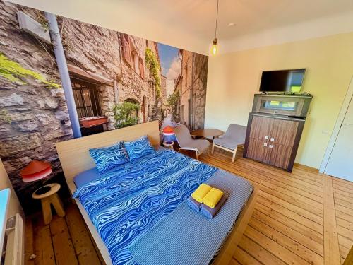 1 dormitorio con 1 cama en una habitación con una pared de piedra en Fresh Apartments - Comfortable City Stays in Riga, en Riga