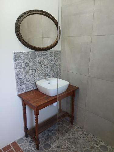 ein Badezimmer mit Waschbecken und Spiegel in der Unterkunft Chasselas Studio in Somerset West