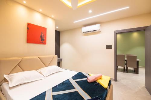 Кровать или кровати в номере RR Home's, 2BHK-II Near US Consulate, Gachibowli