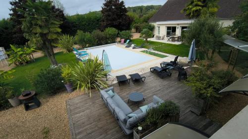 La Girouardière في لا فليش: اطلالة علوية على حديقة خلفية مع مسبح