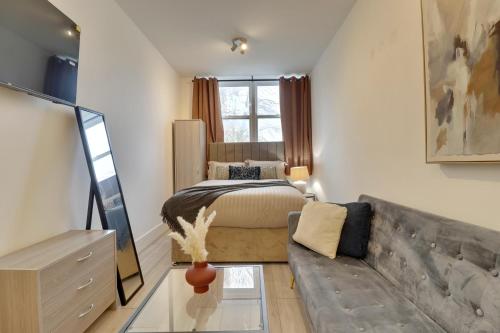 Μια τηλεόραση ή/και κέντρο ψυχαγωγίας στο Aylward Queen Street Apartments Studios Near City Centre, Gunwharf Quays