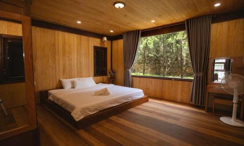 Una cama o camas en una habitación de B37- Villa nguyên căn