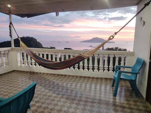 Casa Wili Taboga في تابوغا: أرجوحة على شرفة المنزل