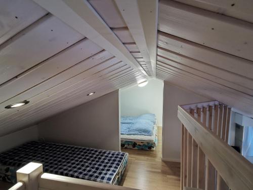 una camera con scala e un letto interno di Villa Aurora a Syöte