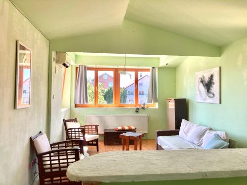 Postel nebo postele na pokoji v ubytování Artists Inn, large 2 bed duplex apartment, parking