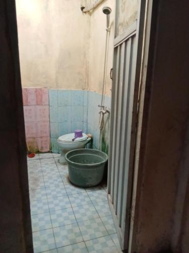 e bagno con vasca accanto ai servizi igienici. di Aurora Baji 