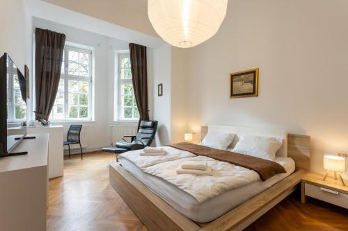 Urban Rooms--free parking--