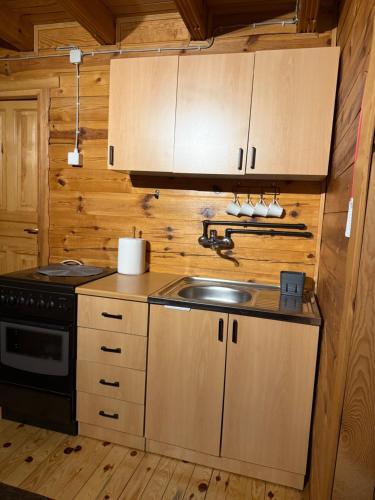 Η κουζίνα ή μικρή κουζίνα στο Cozy Wooden Cottage