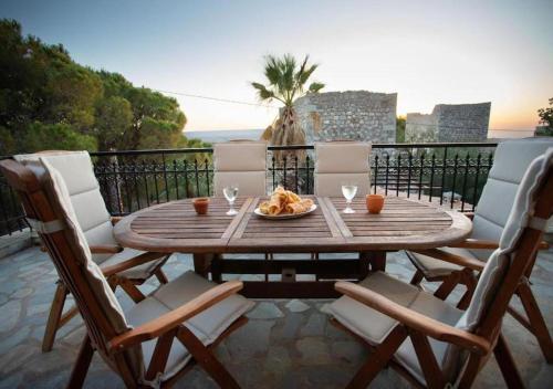 En balkon eller terrasse på Kitta Towerhouse - Mani Sunset Views