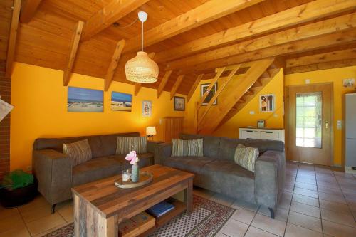 un soggiorno con due divani e un tavolo di SV2 Knechtsand 16 a Dorum-Neufeld