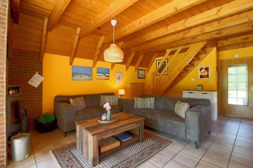 un soggiorno con due divani e un tavolo di SV2 Knechtsand 16 a Dorum-Neufeld