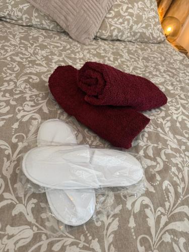 Horizon village des Pennes Mirabeau في لي-بين-ميرابو: منشفة حمراء وقلب على السرير