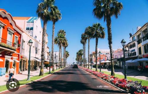 eine Straße mit Palmen an der Straßenseite in der Unterkunft Home Place Cascais Estoril in Cascais