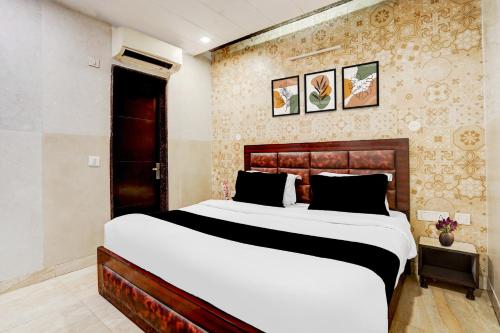 Collection O Kalka Ji Formerly Hotel Gera في نيودلهي: غرفة نوم بها سرير كبير في الغرفة