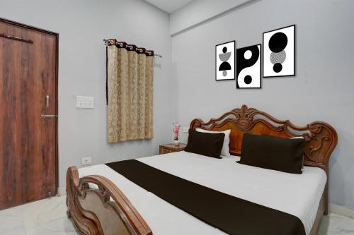 Postel nebo postele na pokoji v ubytování SPOT ON by OYO City Charm Homestay