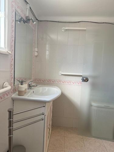 ein Badezimmer mit Waschbecken und Dusche in der Unterkunft Casa Almoinha in Sesimbra