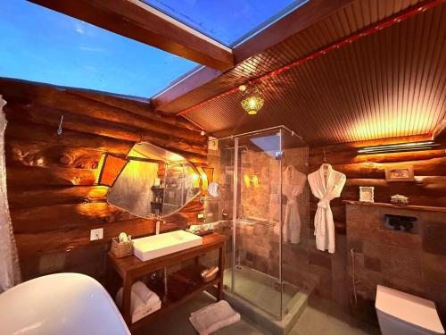 Et badeværelse på MeenaBagh Homes Ratnari