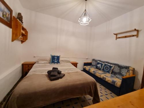 سرير أو أسرّة في غرفة في La guarida rústica del zorro