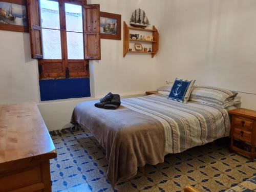 سرير أو أسرّة في غرفة في La guarida rústica del zorro