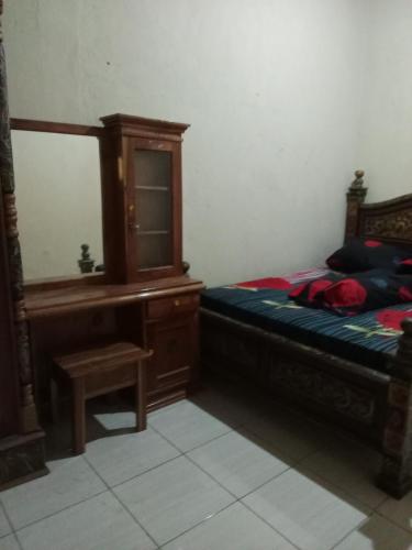 una camera con letto, mobile in legno e tavolo di Aurora Baji 