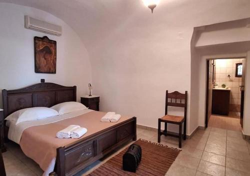 Una cama o camas en una habitación de Kitta Mani Towerhouse - Mountain Views & Garden