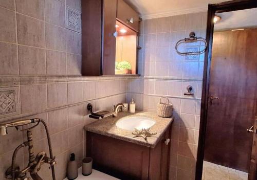 Un baño de Kitta Mani Towerhouse - Mountain Views & Garden